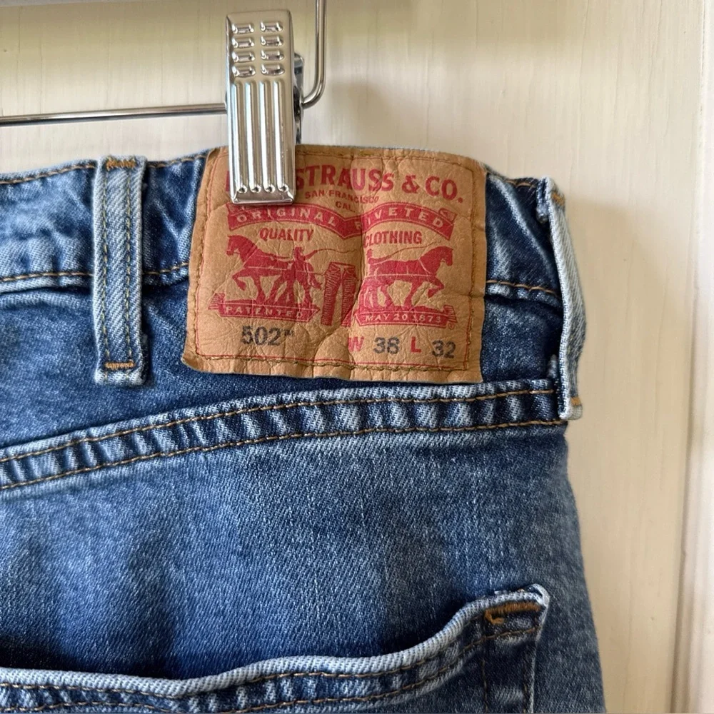 Levis 502‎ Men’s Jeans 38x32 Blue Denim Tapered Leg w/Stretch and Distressing